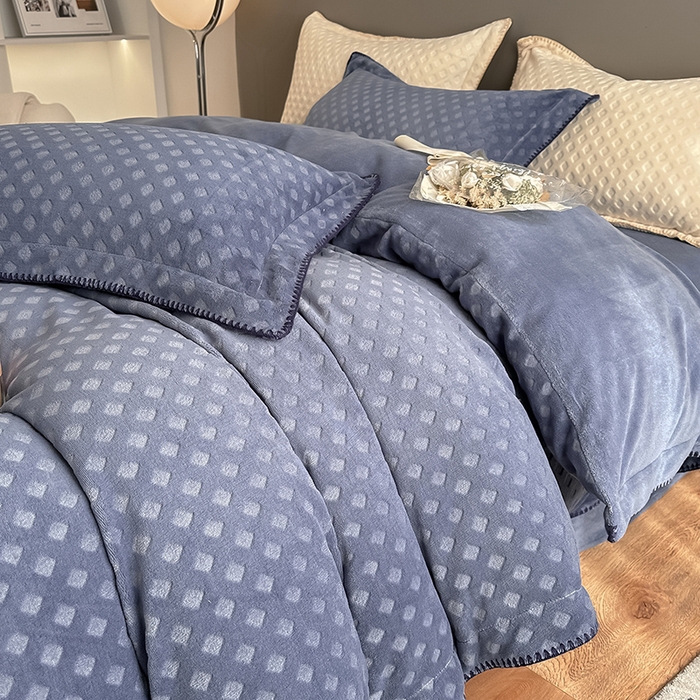 91家纺网 家纺一手货源 找家纺 艾佳 2025新款华夫格高克重牛奶绒雕花三角贝壳边工艺加厚保暖四件套 华夫格星空蓝