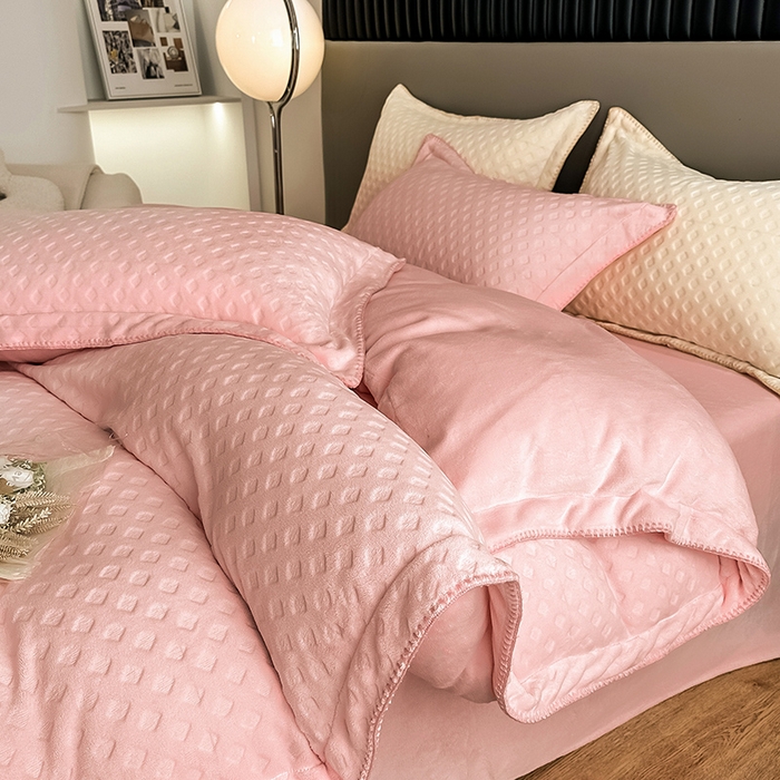 91家纺网 家纺一手货源 找家纺 艾佳 2025新款华夫格高克重牛奶绒雕花三角贝壳边工艺加厚保暖四件套 华夫格蜜桃粉