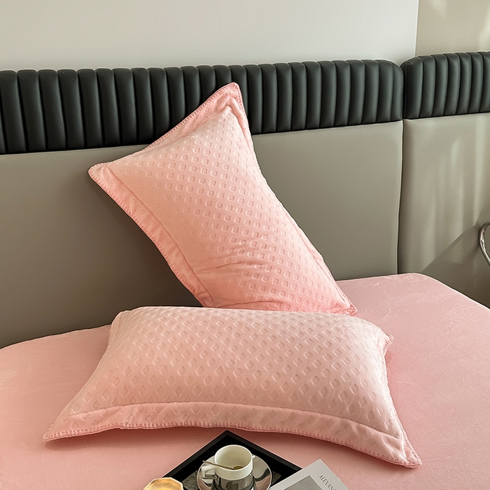 91家纺网 家纺一手货源 找家纺 艾佳 2025新款华夫格高克重牛奶绒雕花三角贝壳边工艺加厚保暖四件套 华夫格蜜桃粉