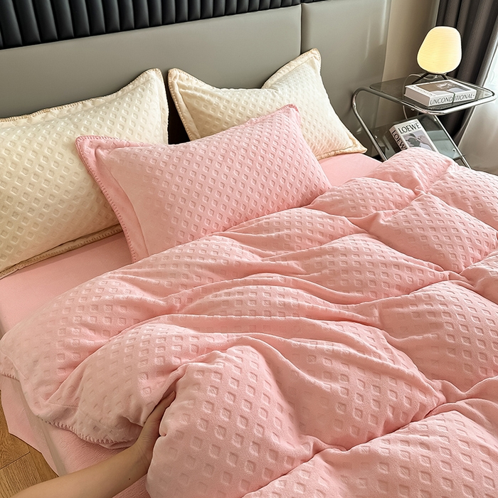 91家纺网 家纺一手货源 找家纺 艾佳 2025新款华夫格高克重牛奶绒雕花三角贝壳边工艺加厚保暖四件套 华夫格蜜桃粉