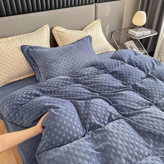 91家纺网 家纺一手货源 找家纺 艾佳 2025新款华夫格高克重牛奶绒雕花三角贝壳边工艺加厚保暖四件套 华夫格星空蓝