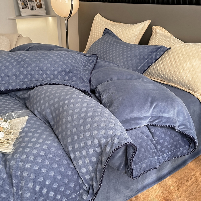 91家纺网 家纺一手货源 找家纺 艾佳 2025新款华夫格高克重牛奶绒雕花三角贝壳边工艺加厚保暖四件套 华夫格星空蓝