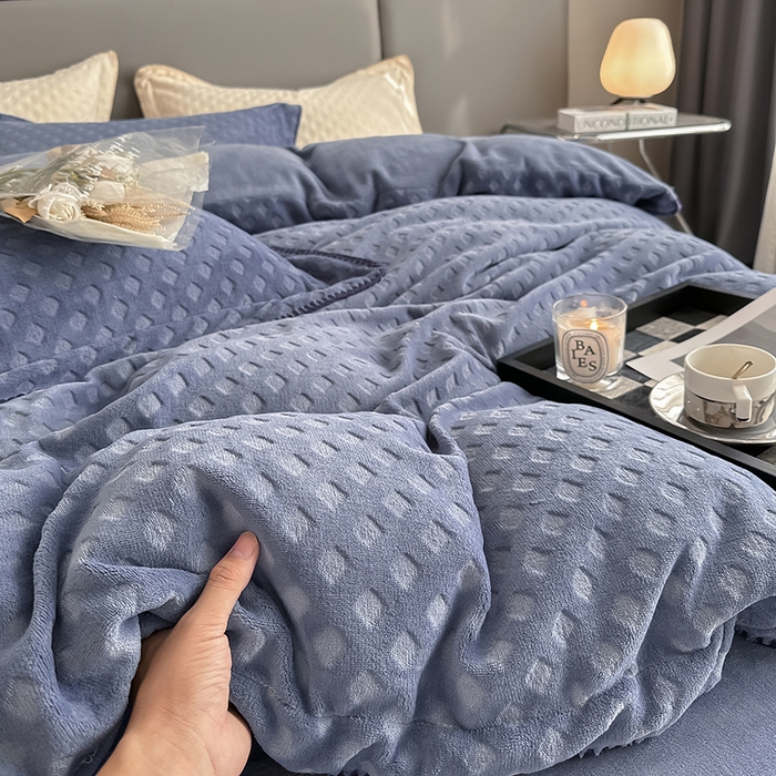 91家纺网 家纺一手货源 找家纺 艾佳 2025新款华夫格高克重牛奶绒雕花三角贝壳边工艺加厚保暖四件套 华夫格星空蓝