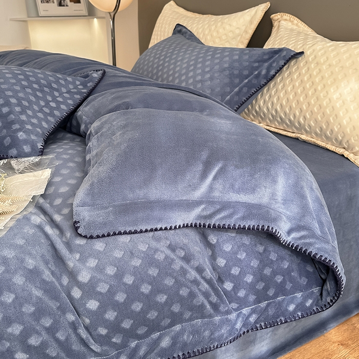 91家纺网 家纺一手货源 找家纺 艾佳 2025新款华夫格高克重牛奶绒雕花三角贝壳边工艺加厚保暖四件套 华夫格星空蓝