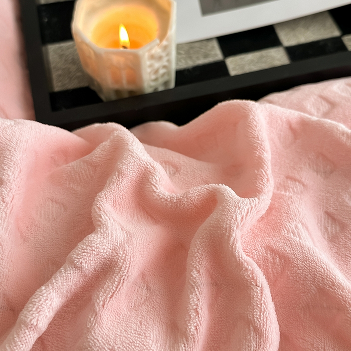 91家纺网 家纺一手货源 找家纺 艾佳 2025新款华夫格高克重牛奶绒雕花三角贝壳边工艺加厚保暖四件套 华夫格蜜桃粉