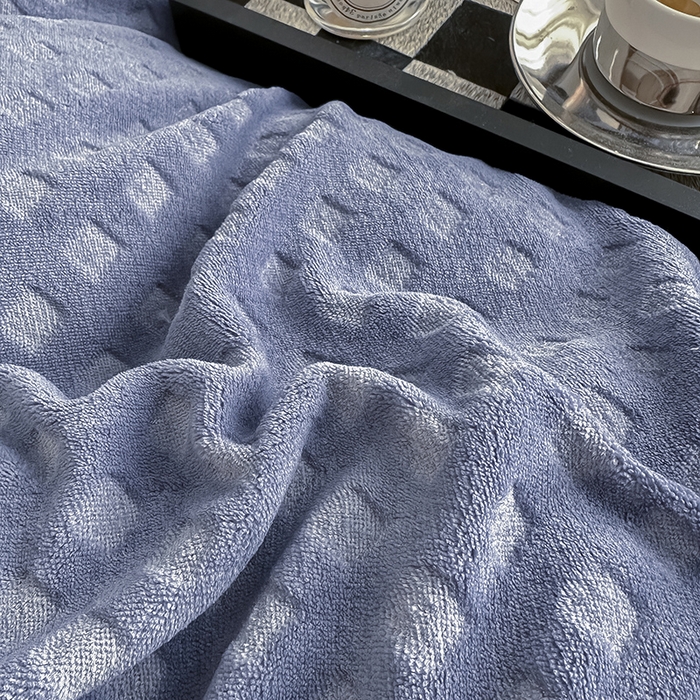 91家纺网 家纺一手货源 找家纺 艾佳 2025新款华夫格高克重牛奶绒雕花三角贝壳边工艺加厚保暖四件套 华夫格星空蓝