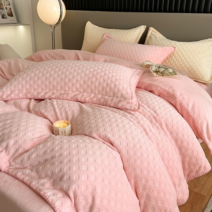 91家纺网 家纺一手货源 找家纺 艾佳 2025新款华夫格高克重牛奶绒雕花三角贝壳边工艺加厚保暖四件套 华夫格蜜桃粉