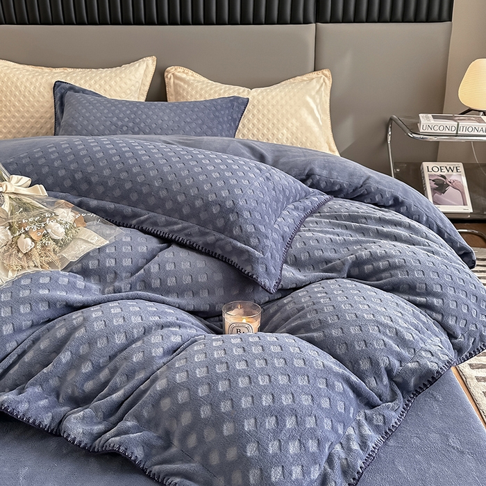 91家纺网 家纺一手货源 找家纺 艾佳 2025新款华夫格高克重牛奶绒雕花三角贝壳边工艺加厚保暖四件套 华夫格星空蓝