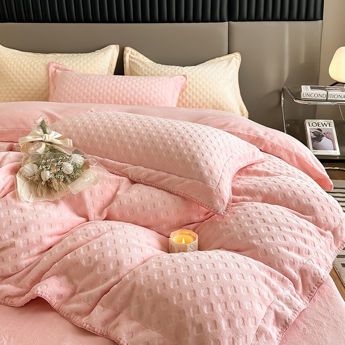 91家纺网 家纺一手货源 找家纺 艾佳 2025新款华夫格高克重牛奶绒雕花三角贝壳边工艺加厚保暖四件套 华夫格蜜桃粉