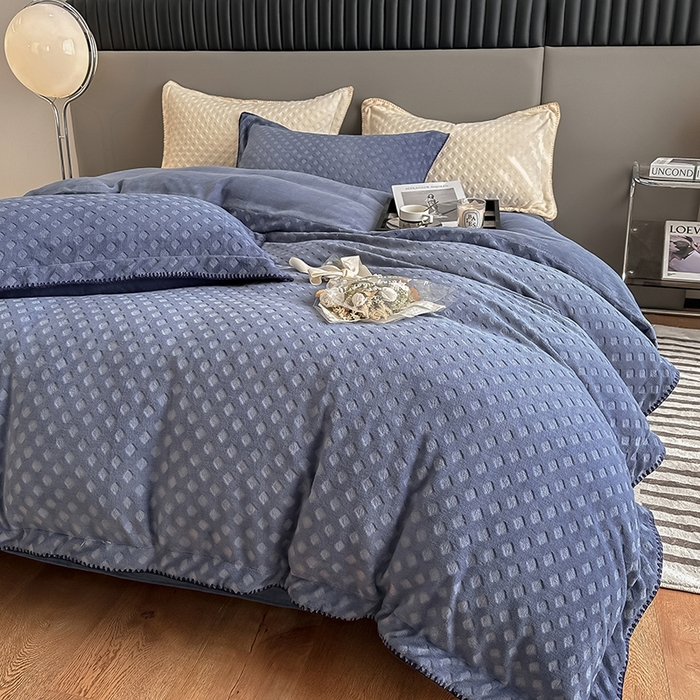 91家纺网 家纺一手货源 找家纺 艾佳 2025新款华夫格高克重牛奶绒雕花三角贝壳边工艺加厚保暖四件套 华夫格星空蓝