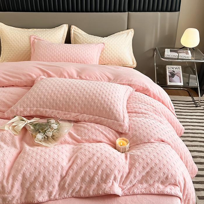 91家纺网 家纺一手货源 找家纺 艾佳 2025新款华夫格高克重牛奶绒雕花三角贝壳边工艺加厚保暖四件套 华夫格蜜桃粉