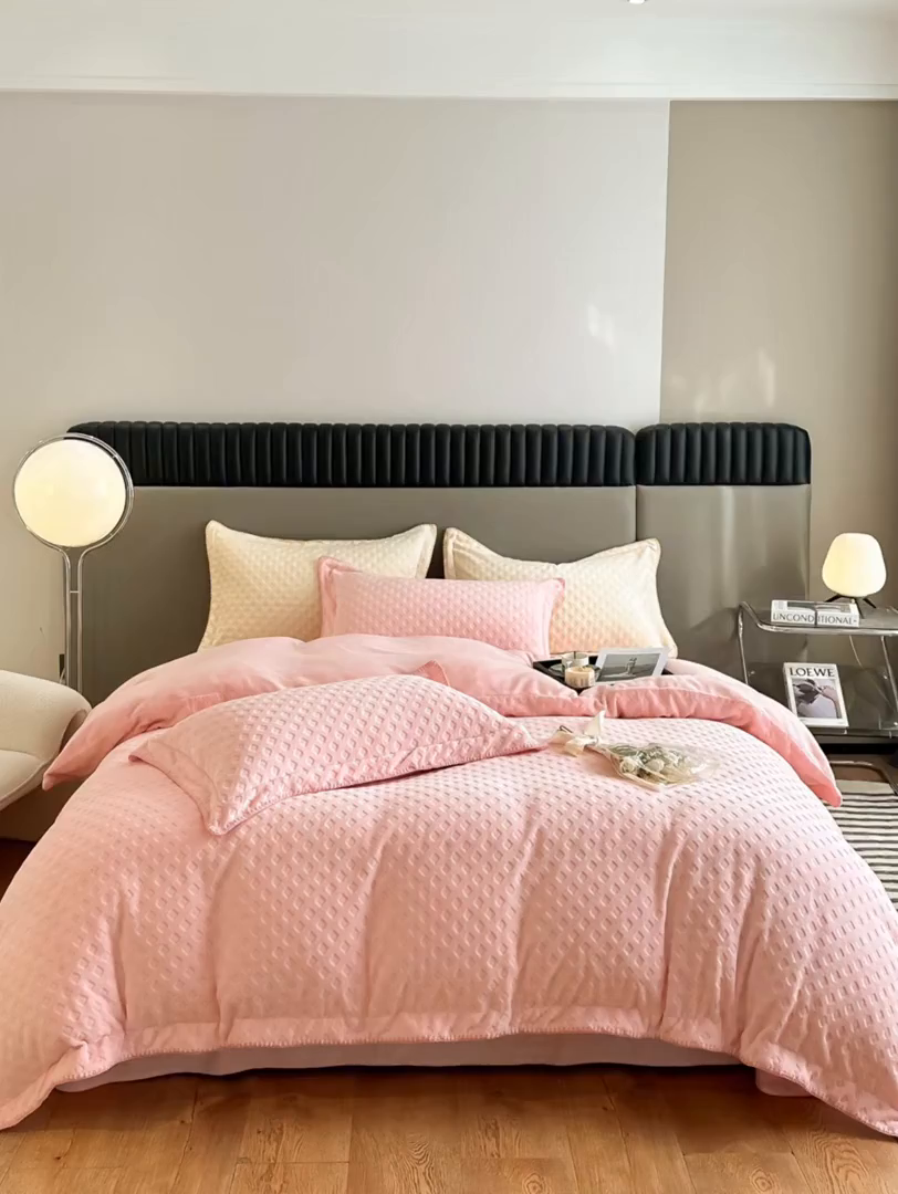 91家纺网 家纺一手货源 找家纺 艾佳 2025新款华夫格高克重牛奶绒雕花三角贝壳边工艺加厚保暖四件套 华夫格蜜桃粉