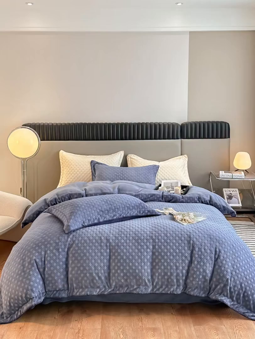 91家纺网 家纺一手货源 找家纺 艾佳 2025新款华夫格高克重牛奶绒雕花三角贝壳边工艺加厚保暖四件套 华夫格星空蓝