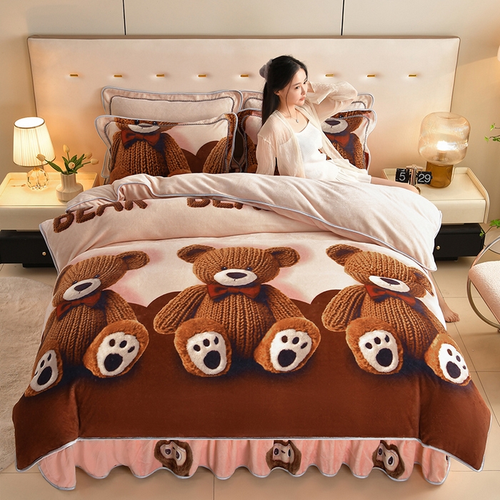 91家纺网 家纺一手货源 找家纺 雅芝蓝 2025新款8-9斤高克重印花牛奶绒四件套保暖绒套件直播爆款 萌趣熊