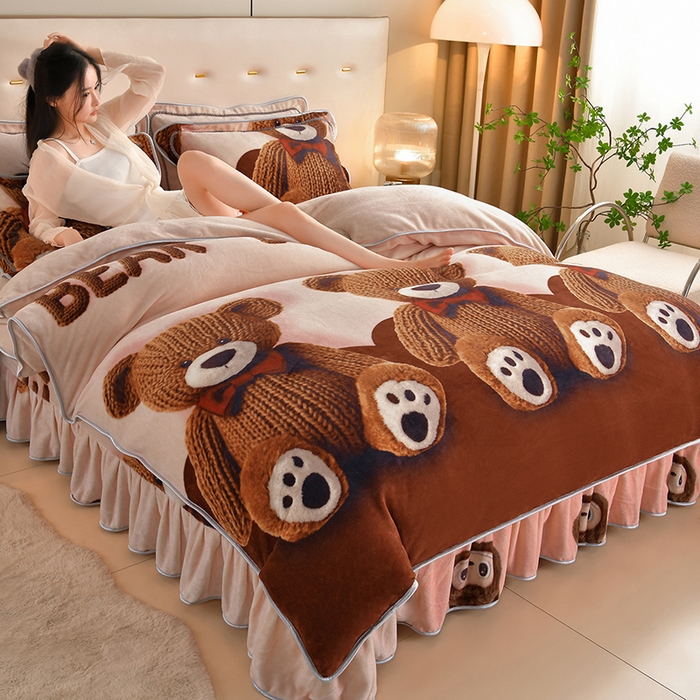 91家纺网 家纺一手货源 找家纺 雅芝蓝 2025新款8-9斤高克重印花牛奶绒四件套保暖绒套件直播爆款 萌趣熊