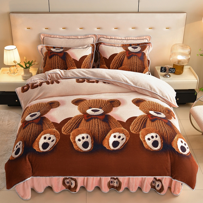 91家纺网 家纺一手货源 找家纺 雅芝蓝 2025新款8-9斤高克重印花牛奶绒四件套保暖绒套件直播爆款 萌趣熊