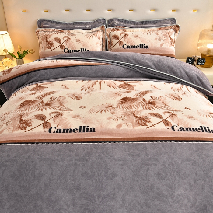 91家纺网 家纺一手货源 找家纺 雅芝蓝 2025新款8-9斤高克重印花牛奶绒四件套保暖绒套件直播爆款 山茶棕