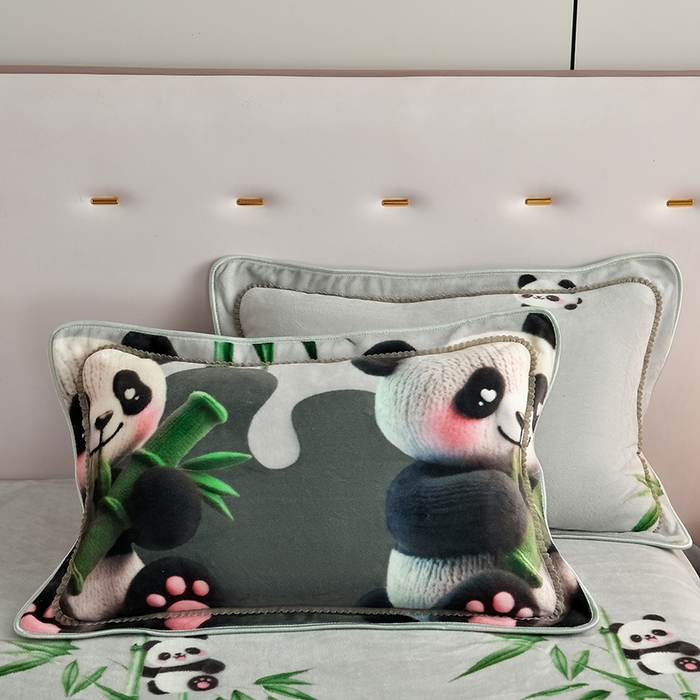 91家纺网 家纺一手货源 找家纺 雅芝蓝 2025新款8-9斤高克重印花牛奶绒四件套保暖绒套件直播爆款 熊抱竹-灰