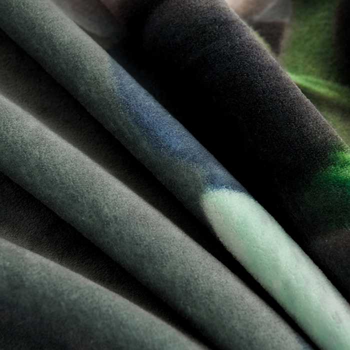 91家纺网 家纺一手货源 找家纺 雅芝蓝 2025新款8-9斤高克重印花牛奶绒四件套保暖绒套件直播爆款 熊抱竹-灰