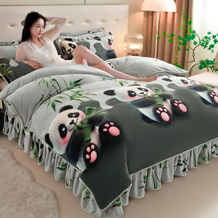 91家纺网 家纺一手货源 找家纺 雅芝蓝 2025新款8-9斤高克重印花牛奶绒四件套保暖绒套件直播爆款 熊抱竹-灰