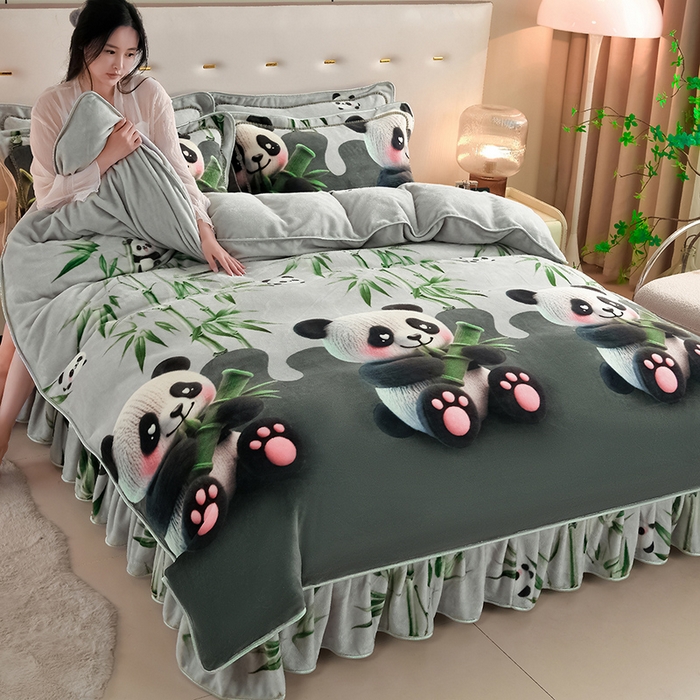 91家纺网 家纺一手货源 找家纺 雅芝蓝 2025新款8-9斤高克重印花牛奶绒四件套保暖绒套件直播爆款 熊抱竹-灰