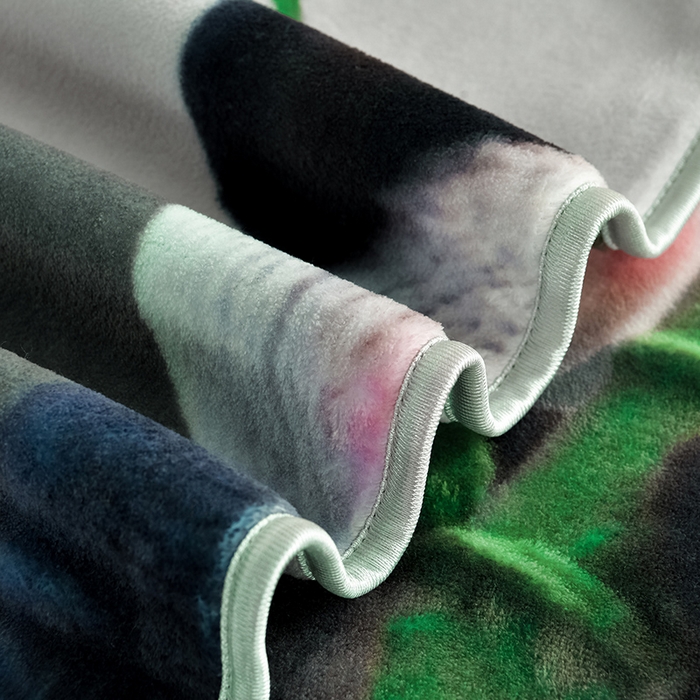 91家纺网 家纺一手货源 找家纺 雅芝蓝 2025新款8-9斤高克重印花牛奶绒四件套保暖绒套件直播爆款 熊抱竹-灰