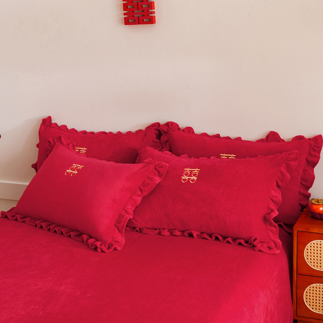 91家纺网 家纺一手货源 找家纺 苏源家居 2025新款婚庆加厚牛奶绒荷叶边刺绣结婚四件套 绒-喜愿-金色