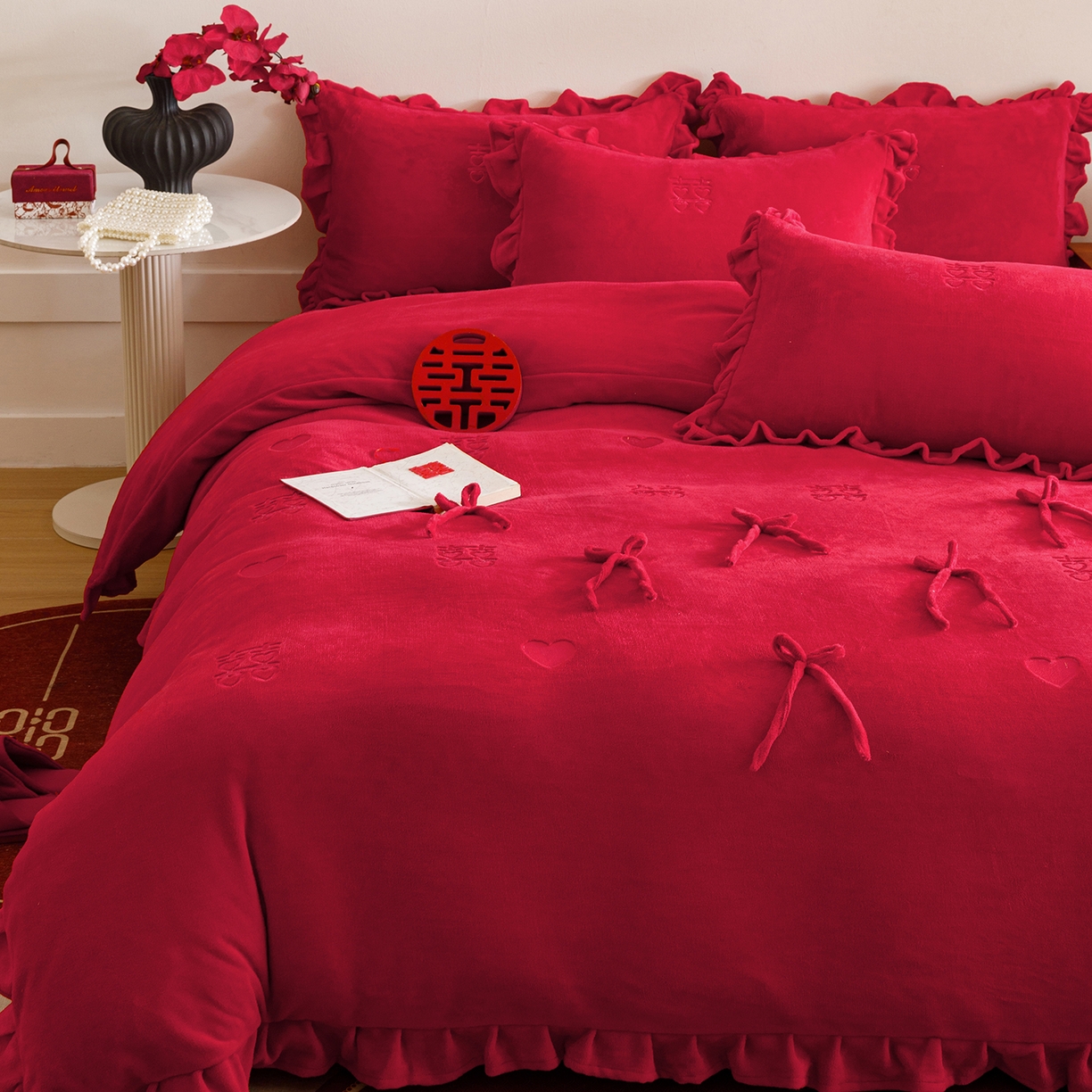 91家纺网 家纺一手货源 找家纺 苏源家居 2025新款婚庆加厚牛奶绒荷叶边刺绣结婚四件套 绒-喜愿-红色