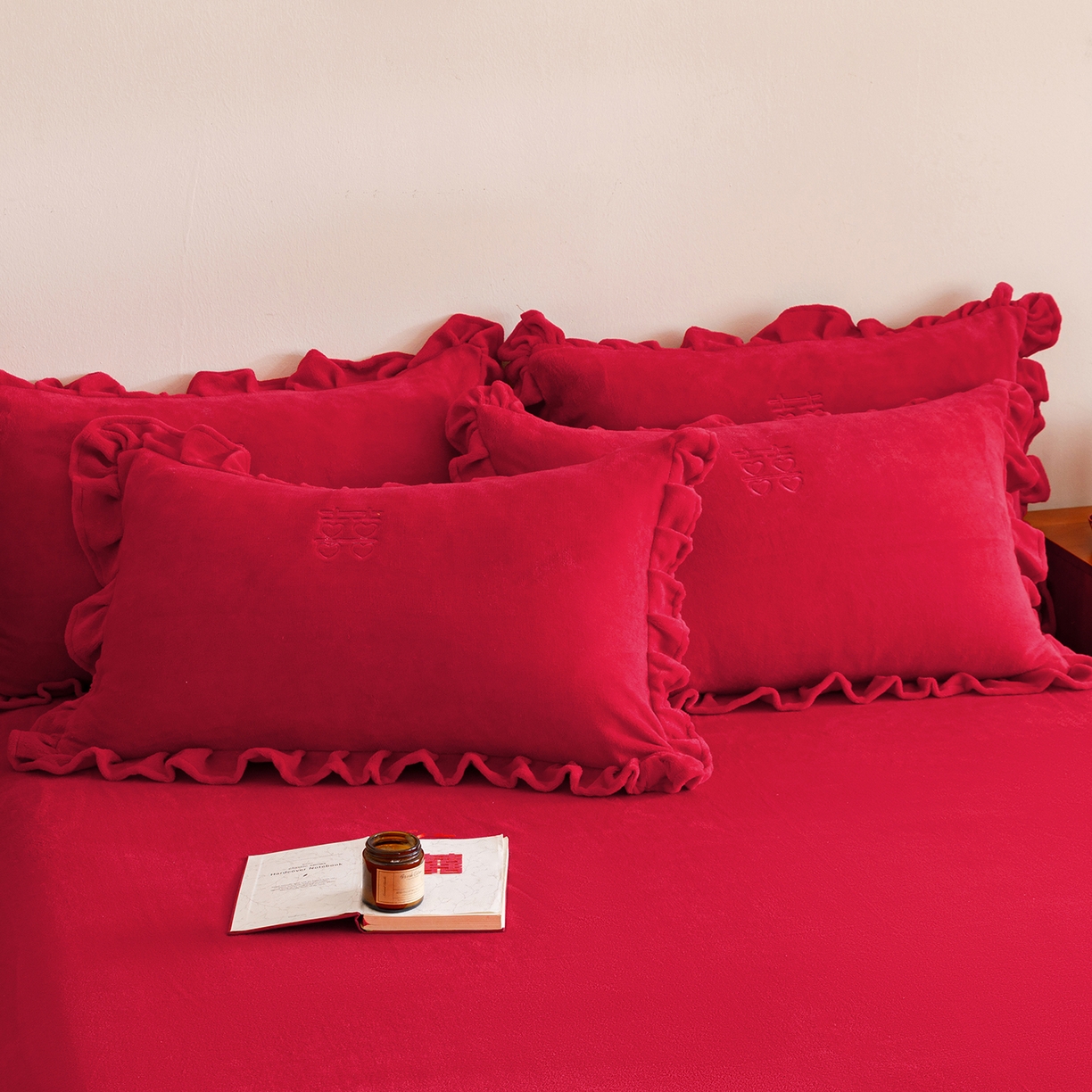 91家纺网 家纺一手货源 找家纺 苏源家居 2025新款婚庆加厚牛奶绒荷叶边刺绣结婚四件套 绒-喜愿-红色