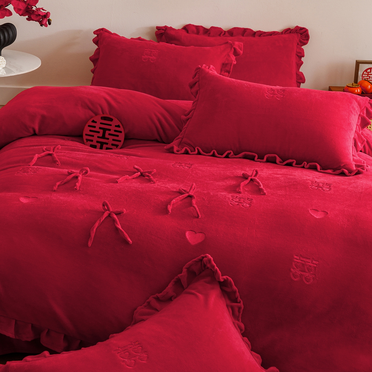 91家纺网 家纺一手货源 找家纺 苏源家居 2025新款婚庆加厚牛奶绒荷叶边刺绣结婚四件套 绒-喜愿-红色