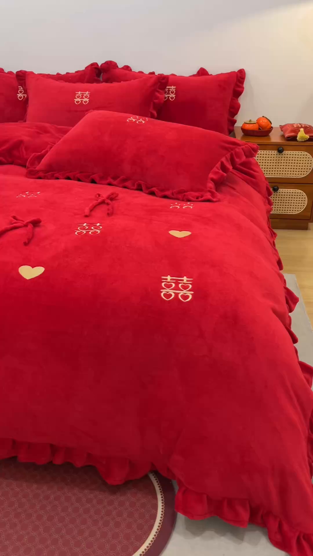 91家纺网 家纺一手货源 找家纺 （总）苏源家居 2025新款婚庆加厚牛奶绒荷叶边刺绣结婚四件套