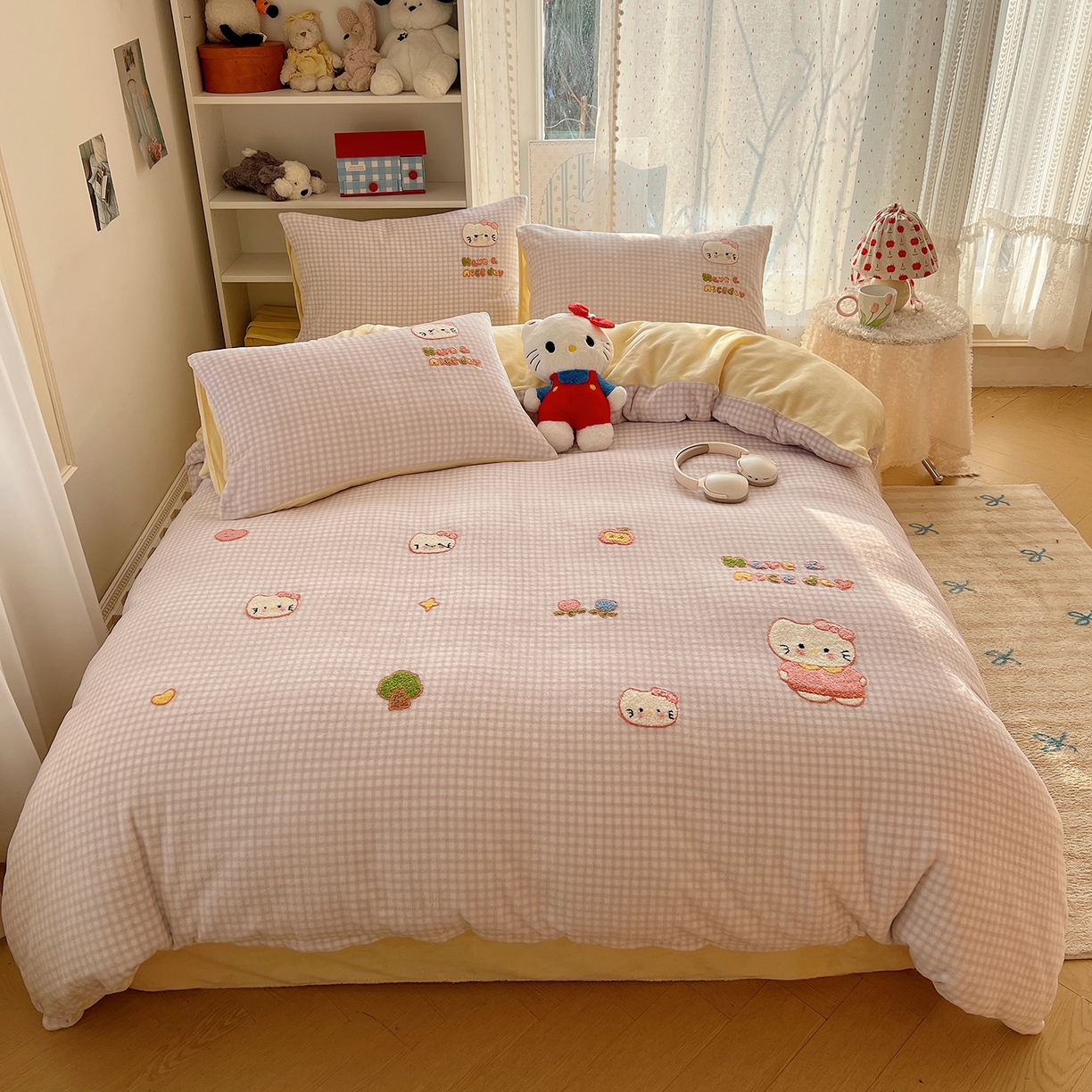 91家纺网 家纺一手货源 找家纺 （总）桃子家居 2025新款A类ins毛巾绣少女猫咪可爱格子混搭加厚牛奶绒系列四件套