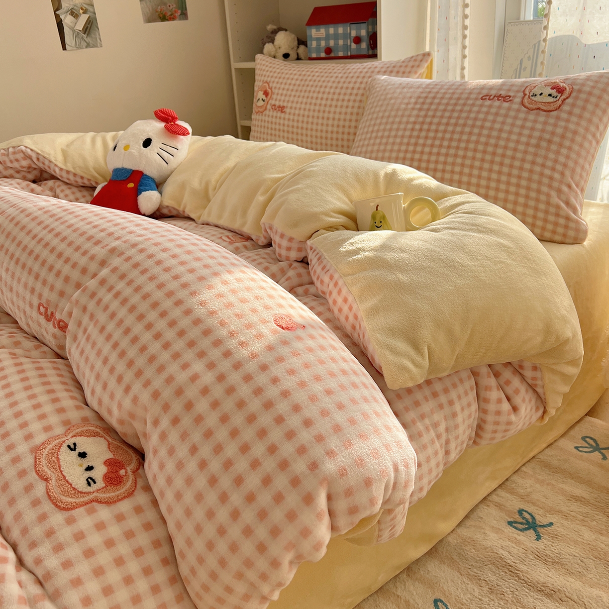 91家纺网 家纺一手货源 找家纺 （总）桃子家居 2025新款A类ins毛巾绣少女猫咪可爱格子混搭加厚牛奶绒系列四件套