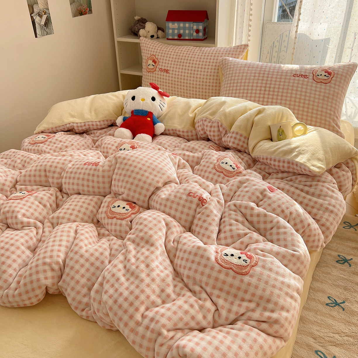 91家纺网 家纺一手货源 找家纺 （总）桃子家居 2025新款A类ins毛巾绣少女猫咪可爱格子混搭加厚牛奶绒系列四件套