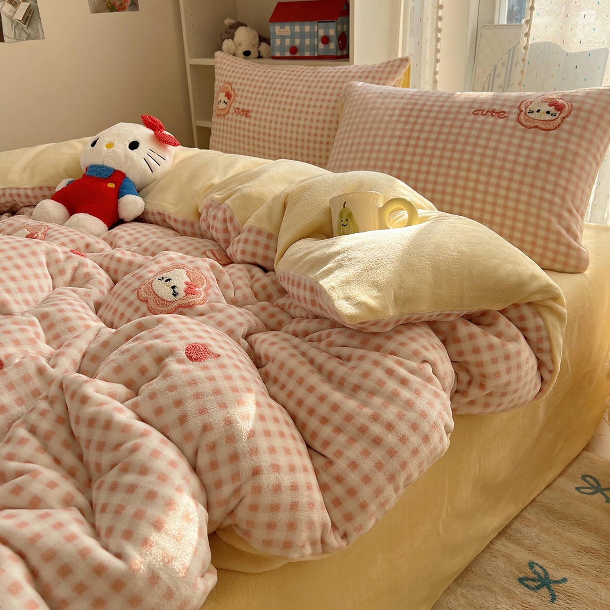 91家纺网 家纺一手货源 找家纺 （总）桃子家居 2025新款A类ins毛巾绣少女猫咪可爱格子混搭加厚牛奶绒系列四件套