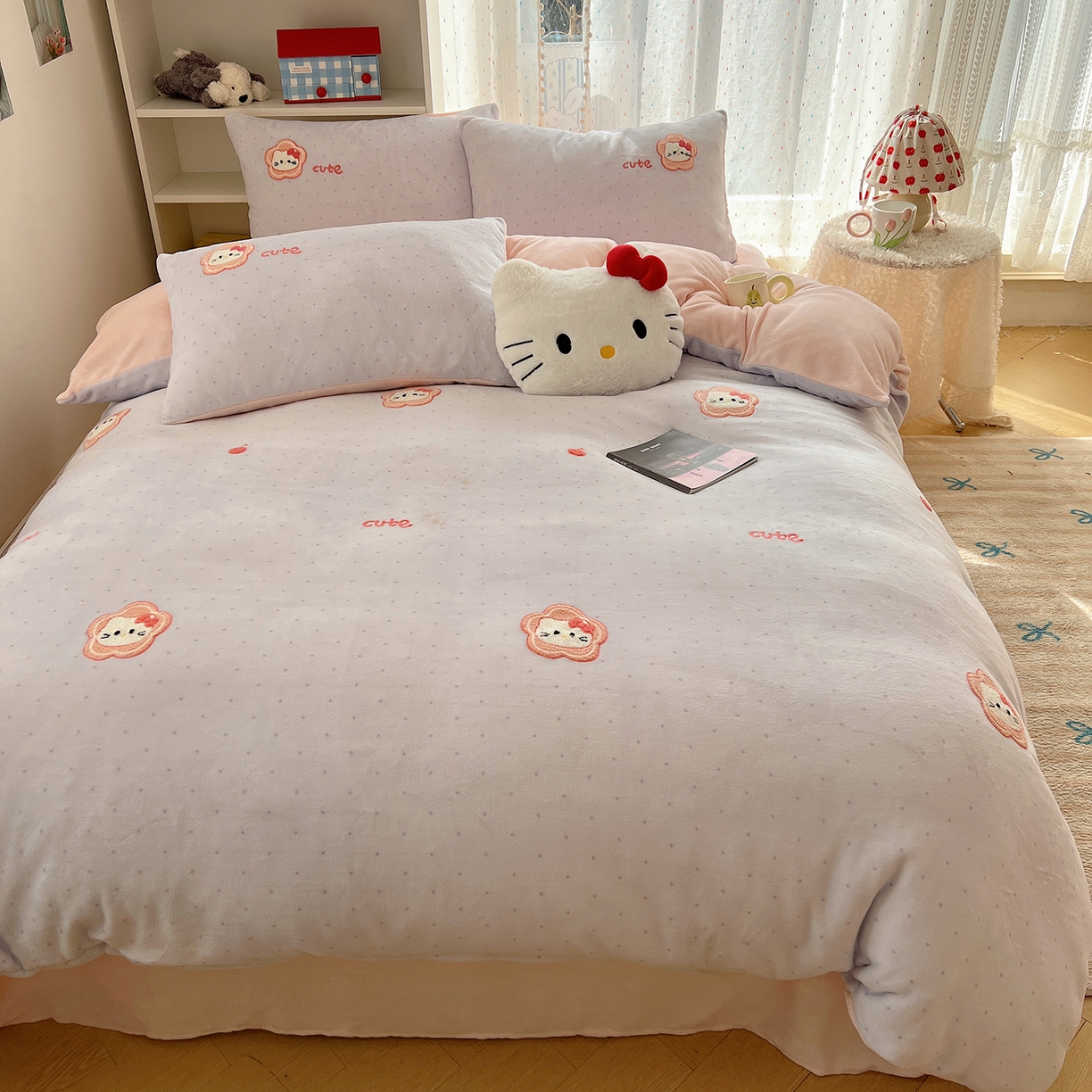 91家纺网 家纺一手货源 找家纺 桃子家居 2025新款A类ins毛巾绣少女猫咪可爱格子混搭加厚牛奶绒系列四件套 绒毛巾绣-花儿猫紫粉