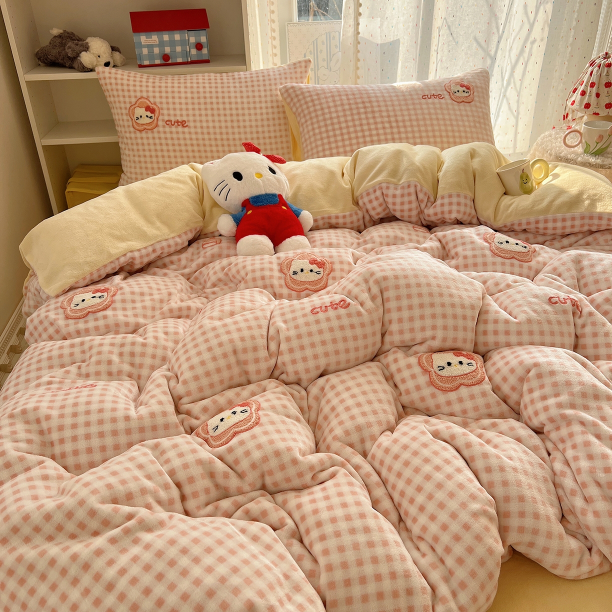 91家纺网 家纺一手货源 找家纺 （总）桃子家居 2025新款A类ins毛巾绣少女猫咪可爱格子混搭加厚牛奶绒系列四件套