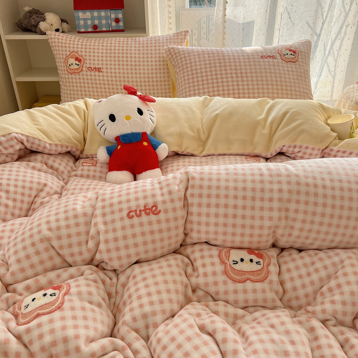 91家纺网 家纺一手货源 找家纺 （总）桃子家居 2025新款A类ins毛巾绣少女猫咪可爱格子混搭加厚牛奶绒系列四件套