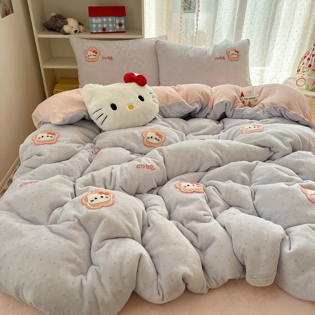 91家纺网 家纺一手货源 找家纺 桃子家居 2025新款A类ins毛巾绣少女猫咪可爱格子混搭加厚牛奶绒系列四件套 绒毛巾绣-花儿猫紫粉