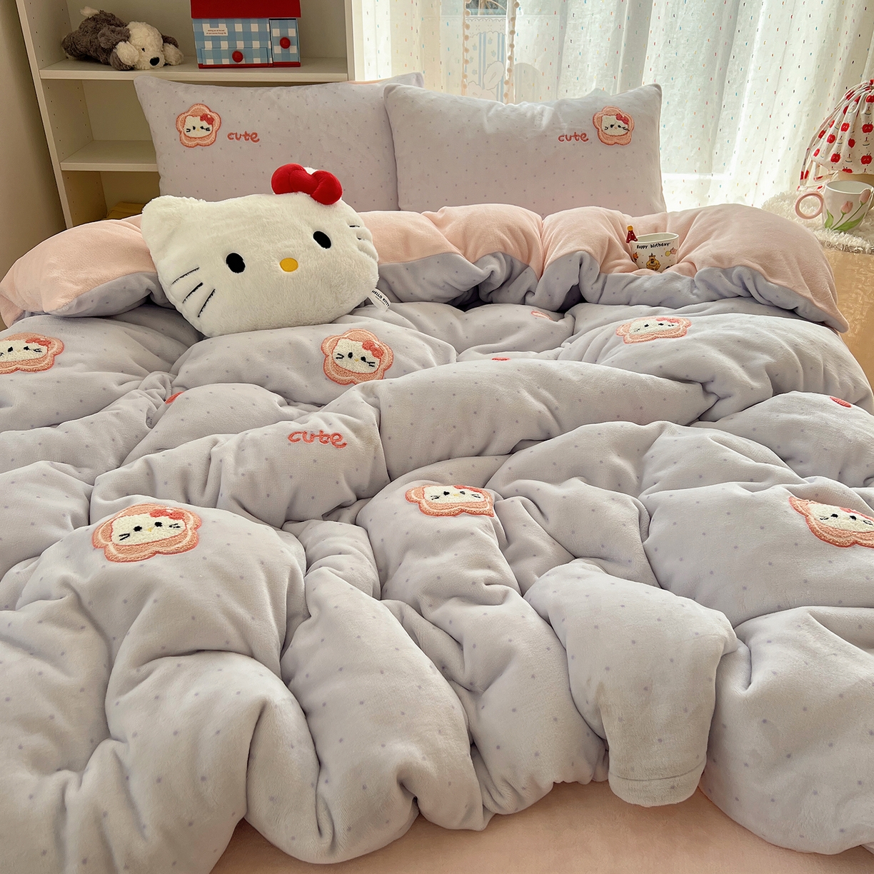 91家纺网 家纺一手货源 找家纺 桃子家居 2025新款A类ins毛巾绣少女猫咪可爱格子混搭加厚牛奶绒系列四件套 绒毛巾绣-花儿猫紫粉