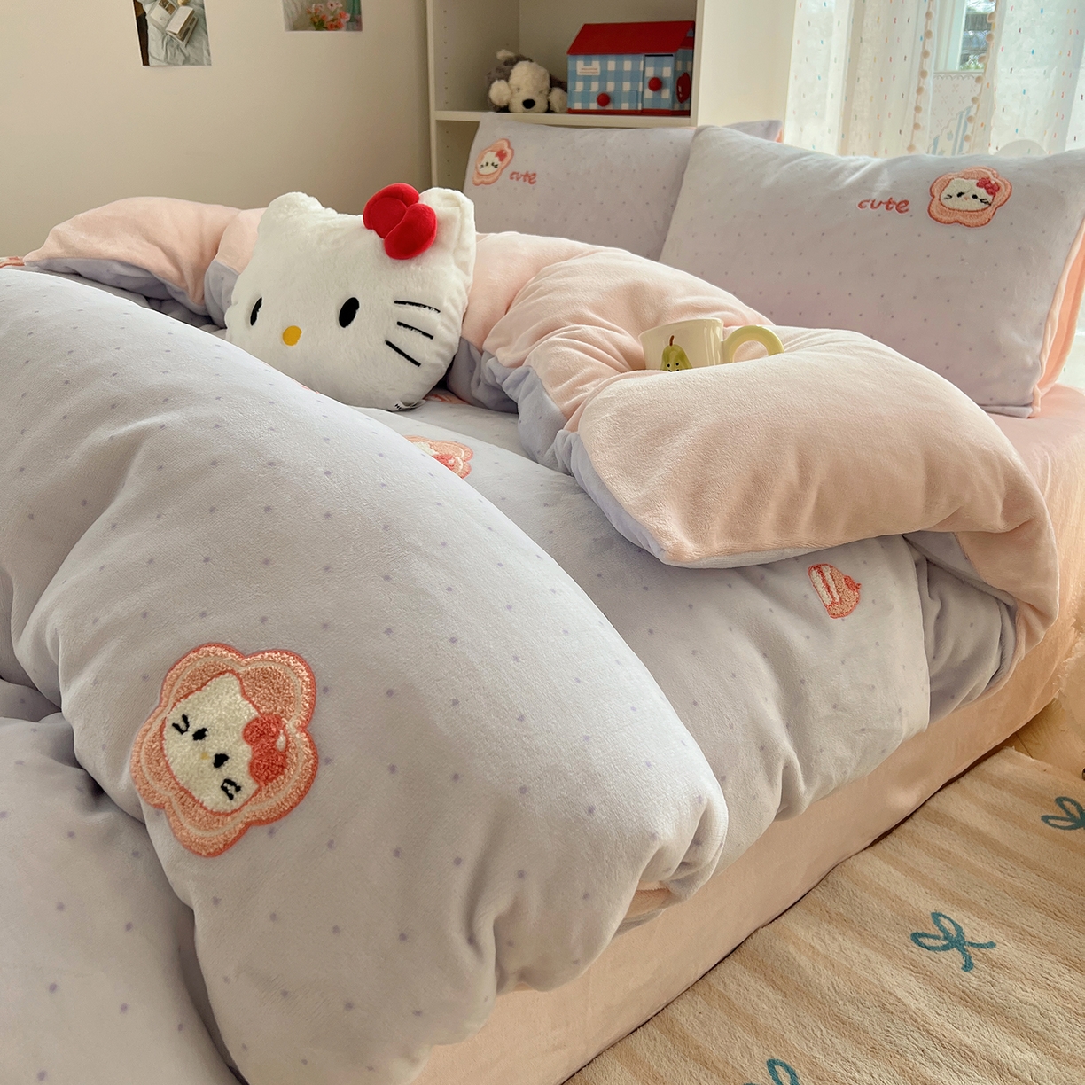 91家纺网 家纺一手货源 找家纺 桃子家居 2025新款A类ins毛巾绣少女猫咪可爱格子混搭加厚牛奶绒系列四件套 绒毛巾绣-花儿猫紫粉