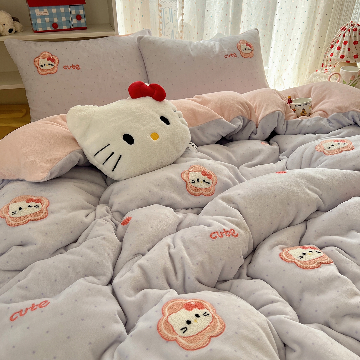 91家纺网 家纺一手货源 找家纺 桃子家居 2025新款A类ins毛巾绣少女猫咪可爱格子混搭加厚牛奶绒系列四件套 绒毛巾绣-花儿猫紫粉