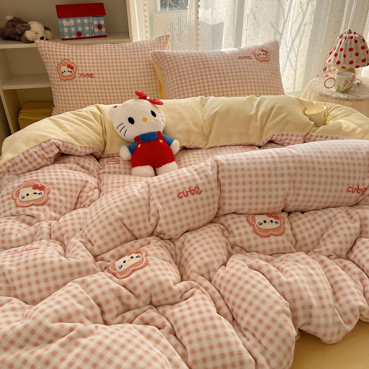 91家纺网 家纺一手货源 找家纺 （总）桃子家居 2025新款A类ins毛巾绣少女猫咪可爱格子混搭加厚牛奶绒系列四件套