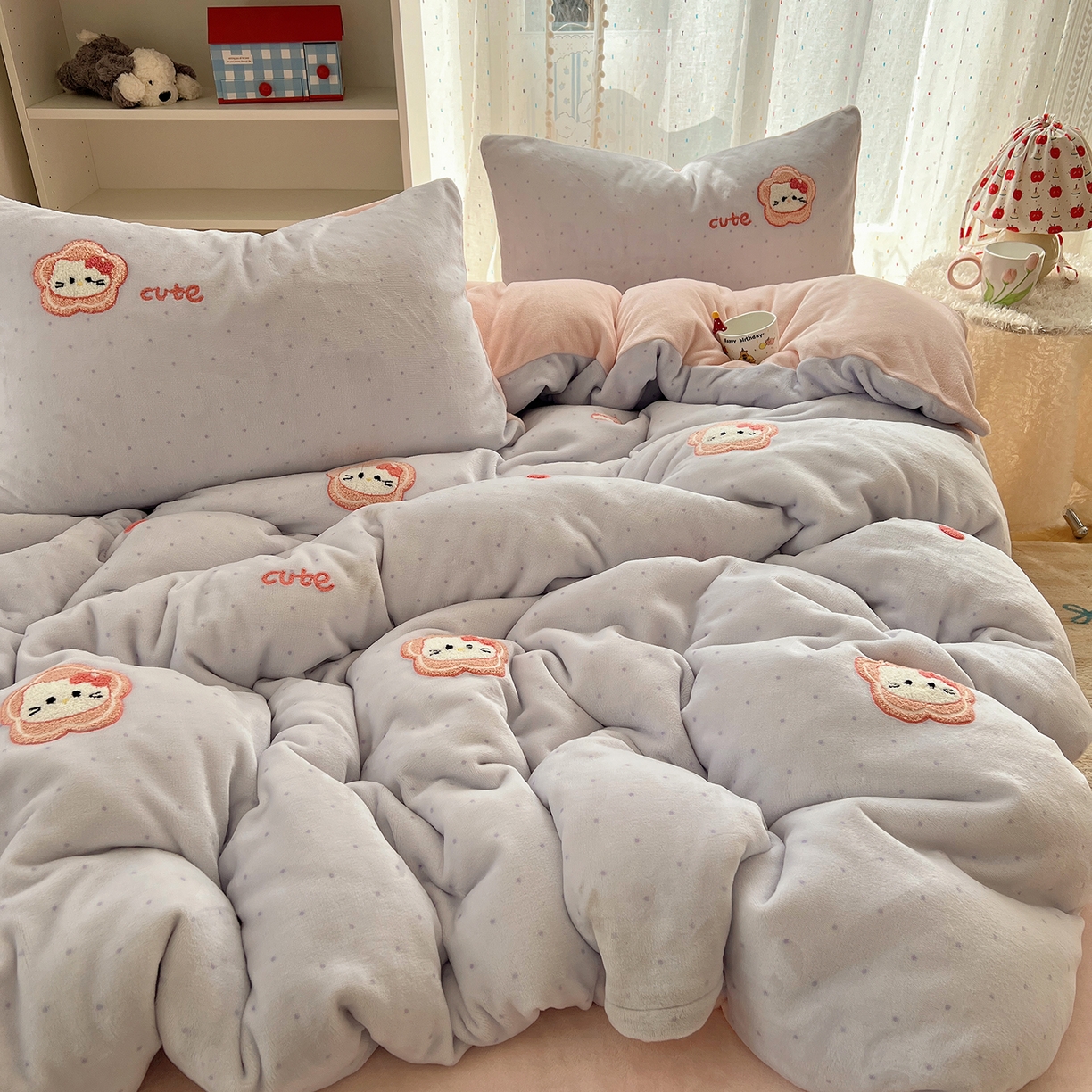 91家纺网 家纺一手货源 找家纺 桃子家居 2025新款A类ins毛巾绣少女猫咪可爱格子混搭加厚牛奶绒系列四件套 绒毛巾绣-花儿猫紫粉