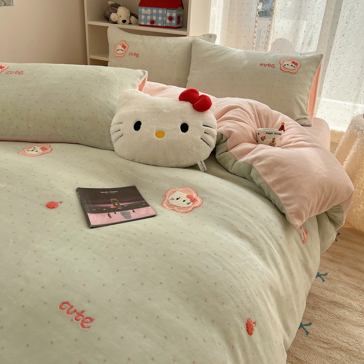 91家纺网 家纺一手货源 找家纺 桃子家居 2025新款A类ins毛巾绣少女猫咪可爱格子混搭加厚牛奶绒系列四件套 绒毛巾绣-花儿猫绿粉