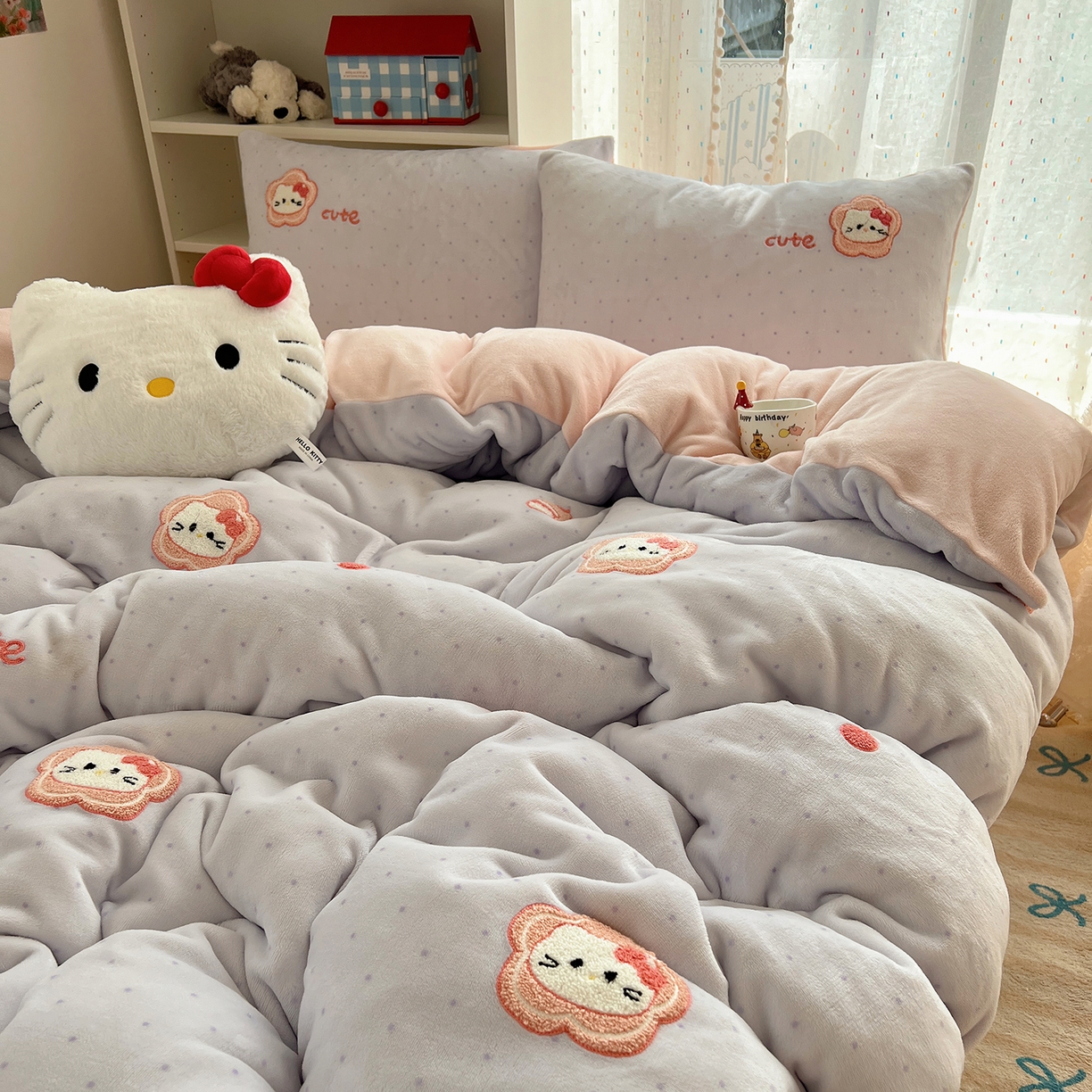 91家纺网 家纺一手货源 找家纺 桃子家居 2025新款A类ins毛巾绣少女猫咪可爱格子混搭加厚牛奶绒系列四件套 绒毛巾绣-花儿猫紫粉