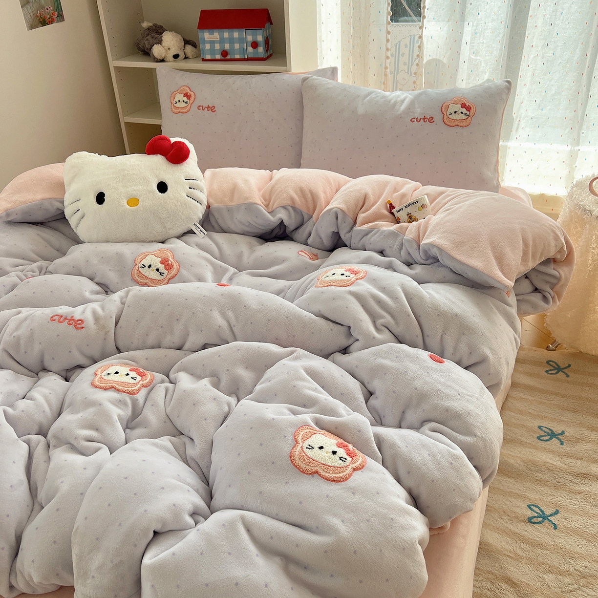 91家纺网 家纺一手货源 找家纺 桃子家居 2025新款A类ins毛巾绣少女猫咪可爱格子混搭加厚牛奶绒系列四件套 绒毛巾绣-花儿猫紫粉