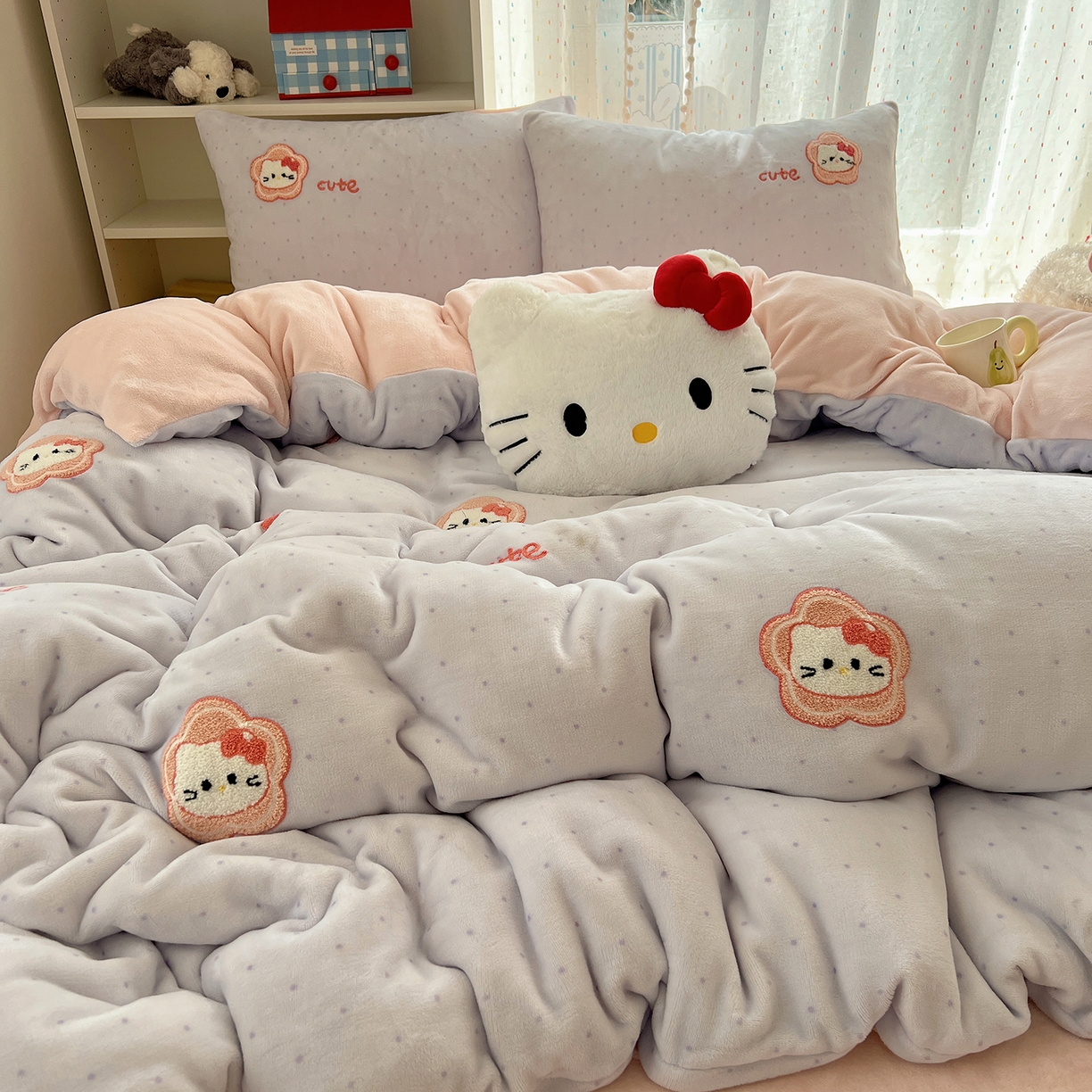 91家纺网 家纺一手货源 找家纺 桃子家居 2025新款A类ins毛巾绣少女猫咪可爱格子混搭加厚牛奶绒系列四件套 绒毛巾绣-花儿猫紫粉