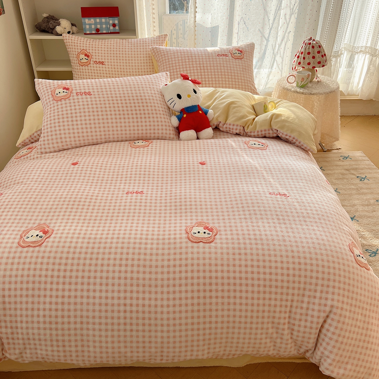 91家纺网 家纺一手货源 找家纺 （总）桃子家居 2025新款A类ins毛巾绣少女猫咪可爱格子混搭加厚牛奶绒系列四件套