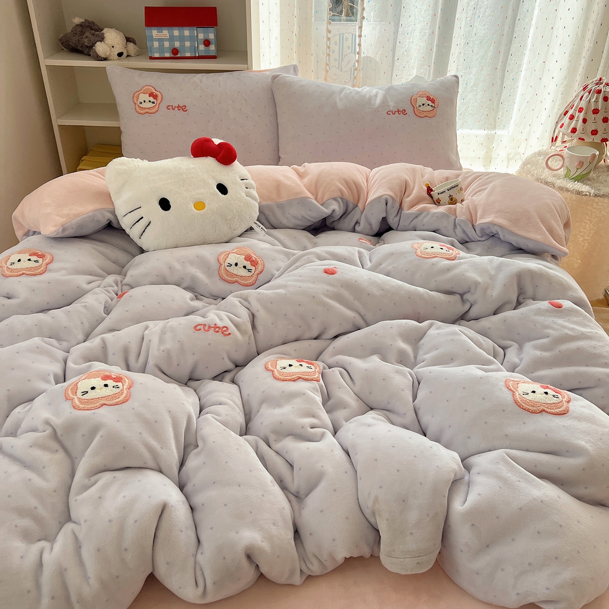 91家纺网 家纺一手货源 找家纺 桃子家居 2025新款A类ins毛巾绣少女猫咪可爱格子混搭加厚牛奶绒系列四件套 绒毛巾绣-花儿猫紫粉